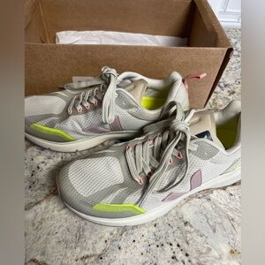 Veja Size 9 Women’s Running Shoe